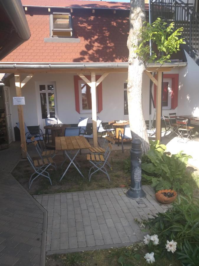 Bed and Breakfast Keresz Panzio Martely Экстерьер фото