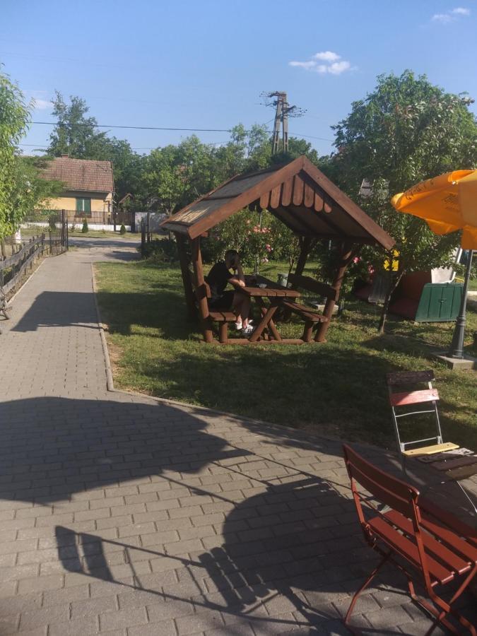 Bed and Breakfast Keresz Panzio Martely Экстерьер фото