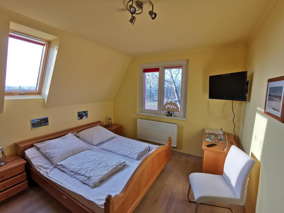 Bed and Breakfast Keresz Panzio Martely Экстерьер фото