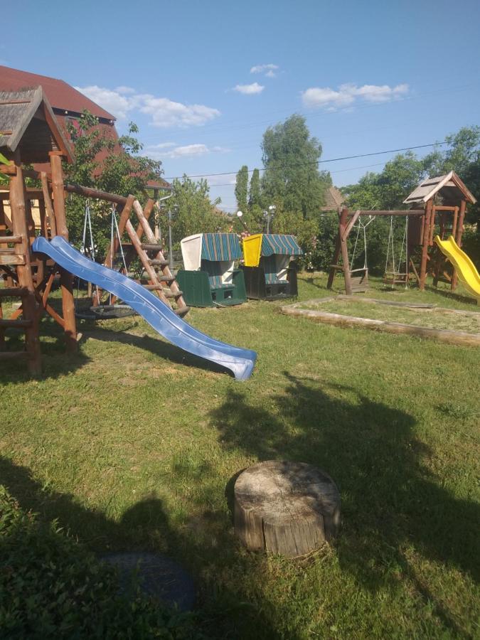 Bed and Breakfast Keresz Panzio Martely Экстерьер фото